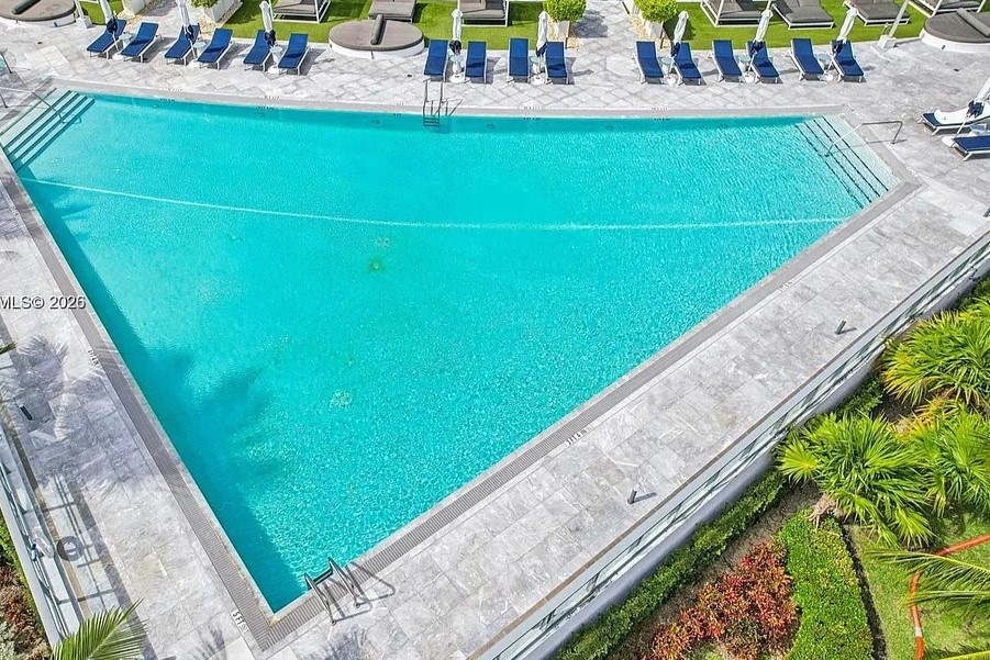 Echo Aventura Pool