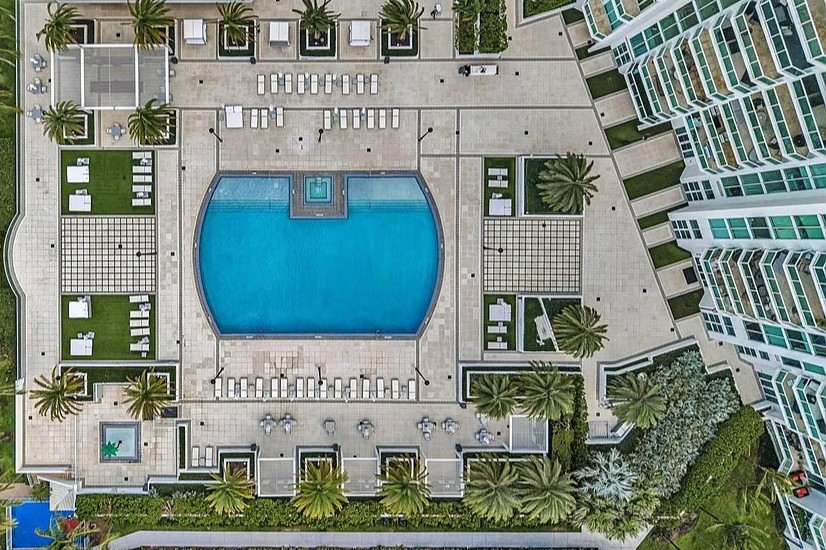 Peninsula I Pool