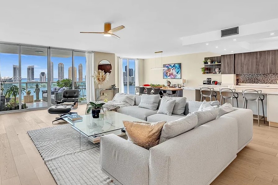 Peninsula I Living Area