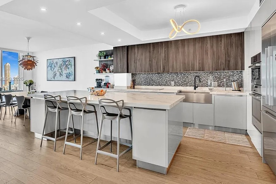 Peninsula I Kitchen