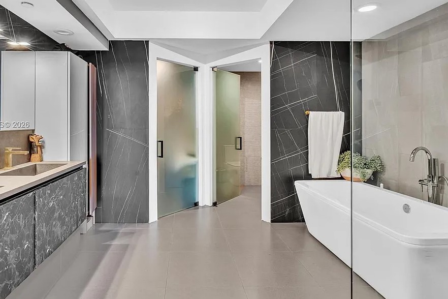 Peninsula I Bathroom