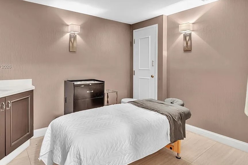 Peninsula I Massage Room