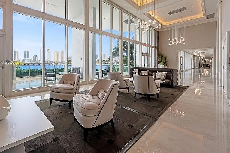 Peninsula I Resident Lounge