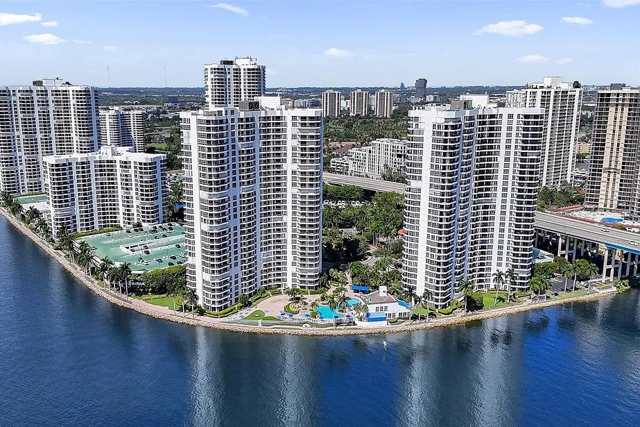 Mystic Pointe 200 | Aventura, FL