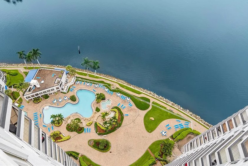 Mystic Pointe 200 Pool and Lake