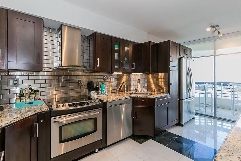 Mystic Pointe 200 Kitchen
