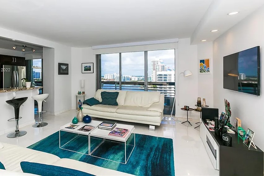 Mystic Pointe 200 Living Area