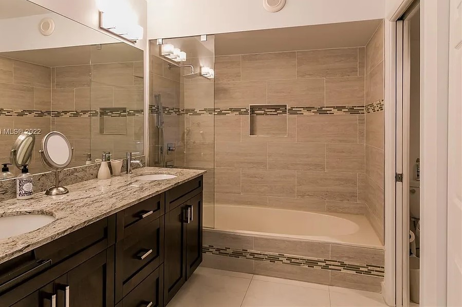 Peninsula I Bathroom