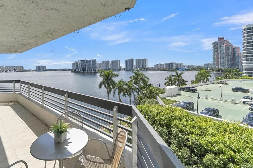 Peninsula I Balcony