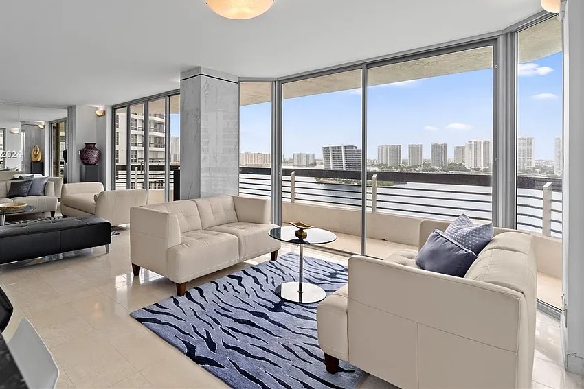Mystic Pointe 300 Living Area