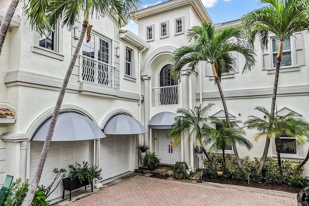 Courtyards at The Point Private Entrance