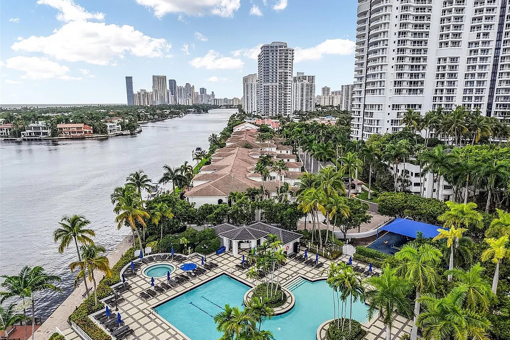 Courtyards at The Point Pool
