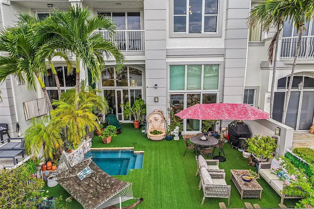 Courtyards at The Point Private Plunge Pool