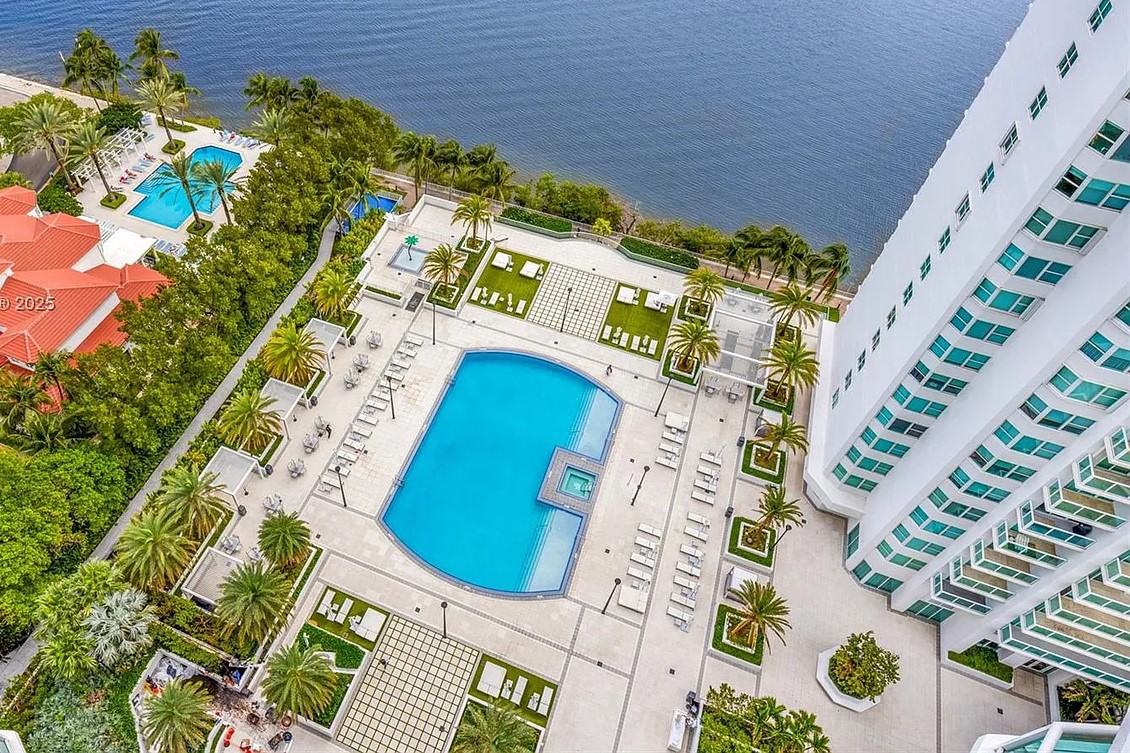 Peninsula II Pool and Lake