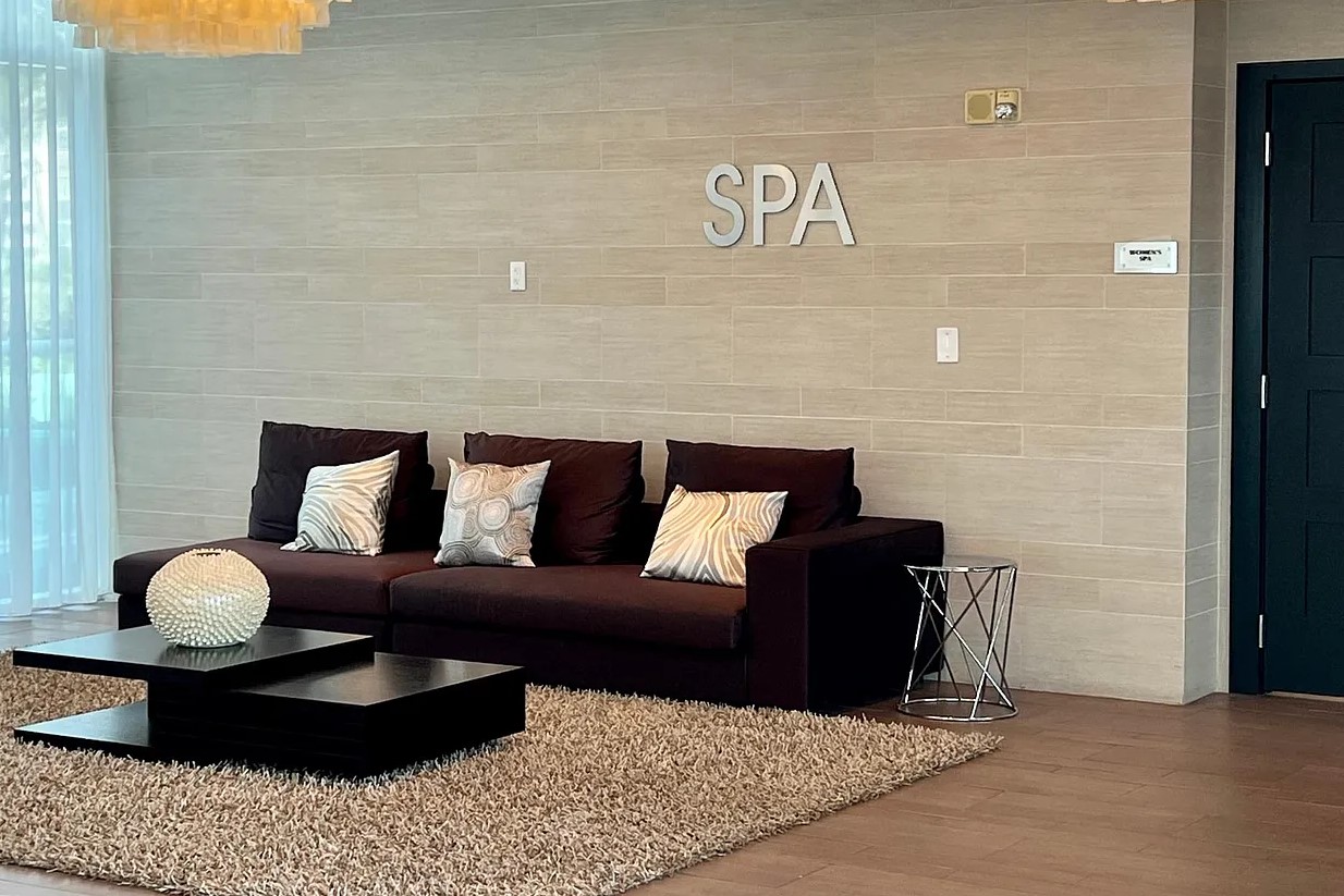 Peninsula II Spa