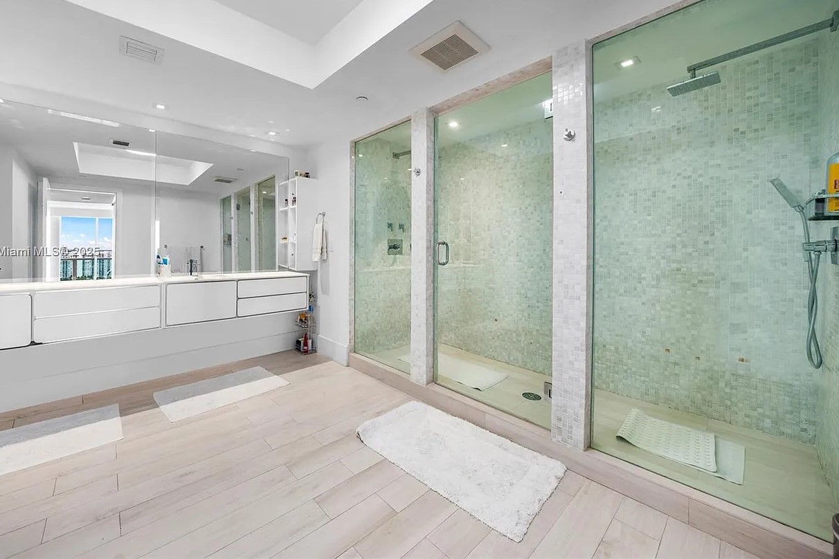Peninsula II Bathroom
