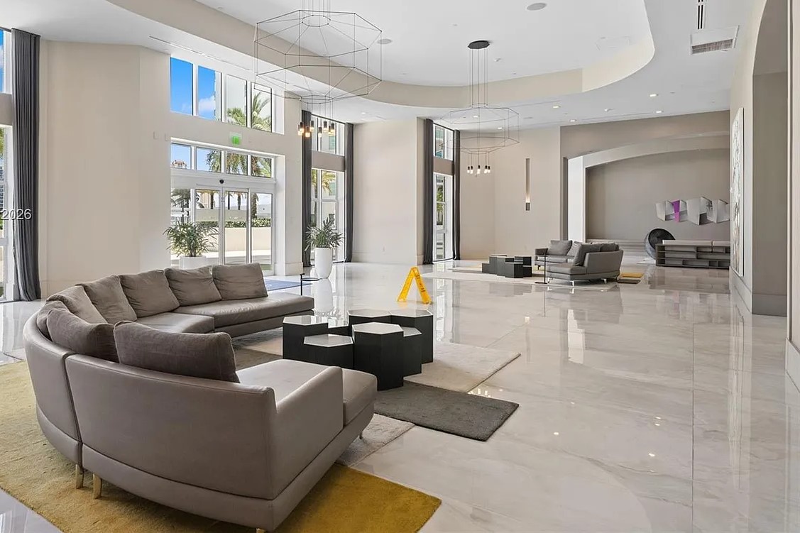 Peninsula II Lounge