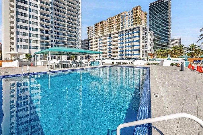 Peninsula I Pool