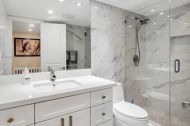 Peninsula I Bathroom