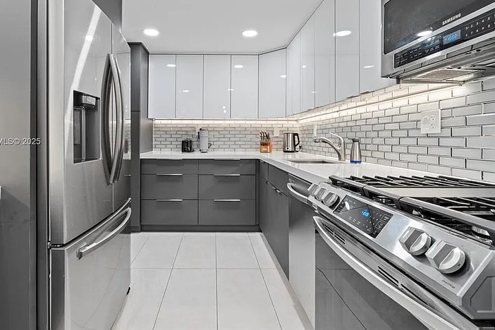 Peninsula I Kitchen