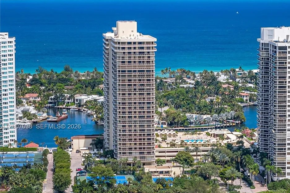 Mystic Pointe 400 Tower