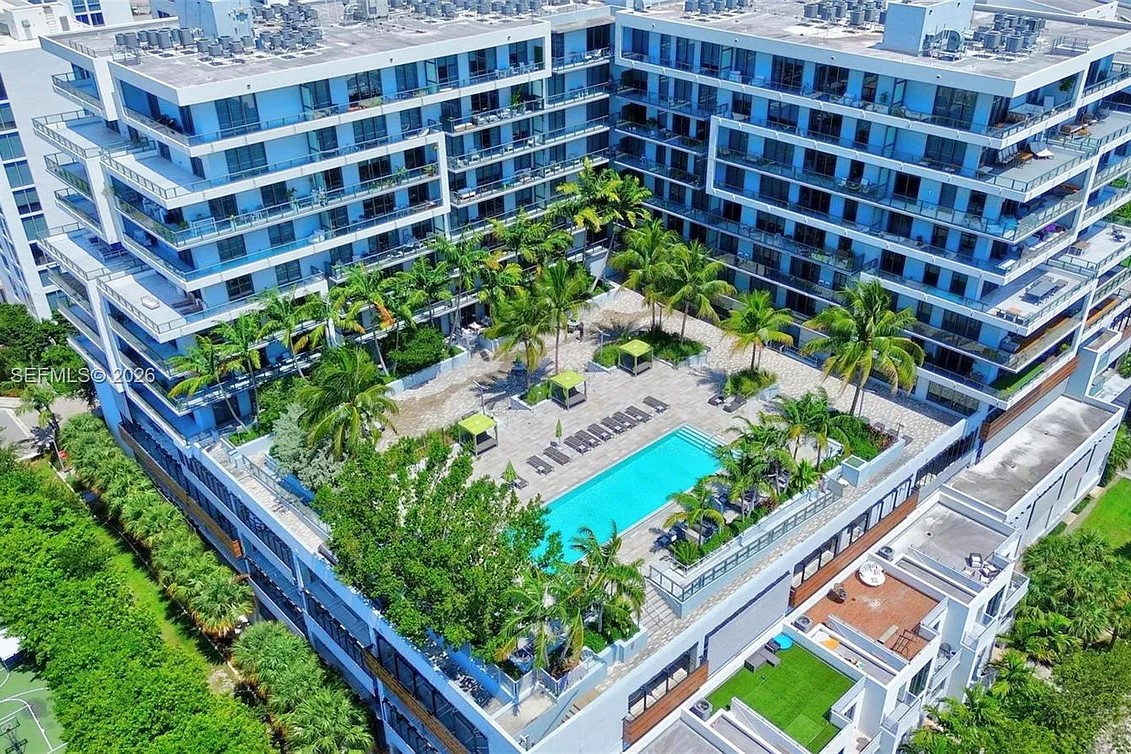 Peninsula I Pool and Tennis Area