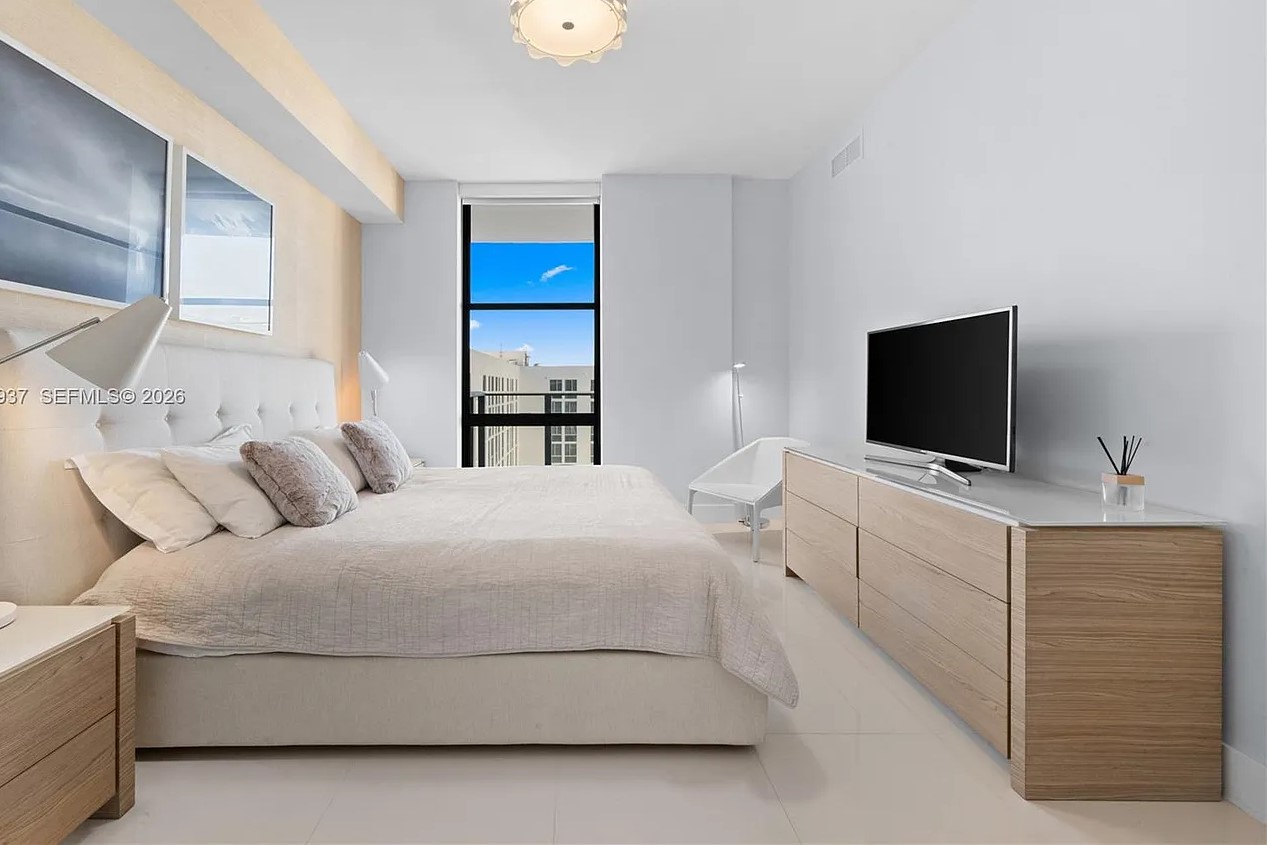 Peninsula I Living Area
