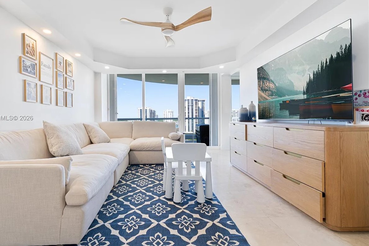 Williams Island 7000 Living Area
