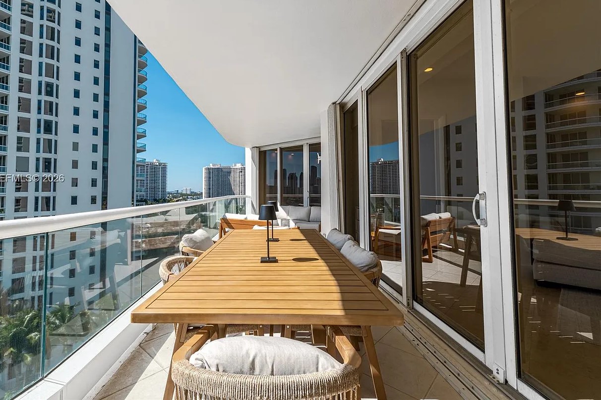 Williams Island 7000 Balcony