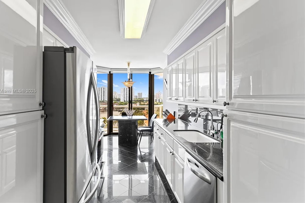 Harbor Towers Kitchen