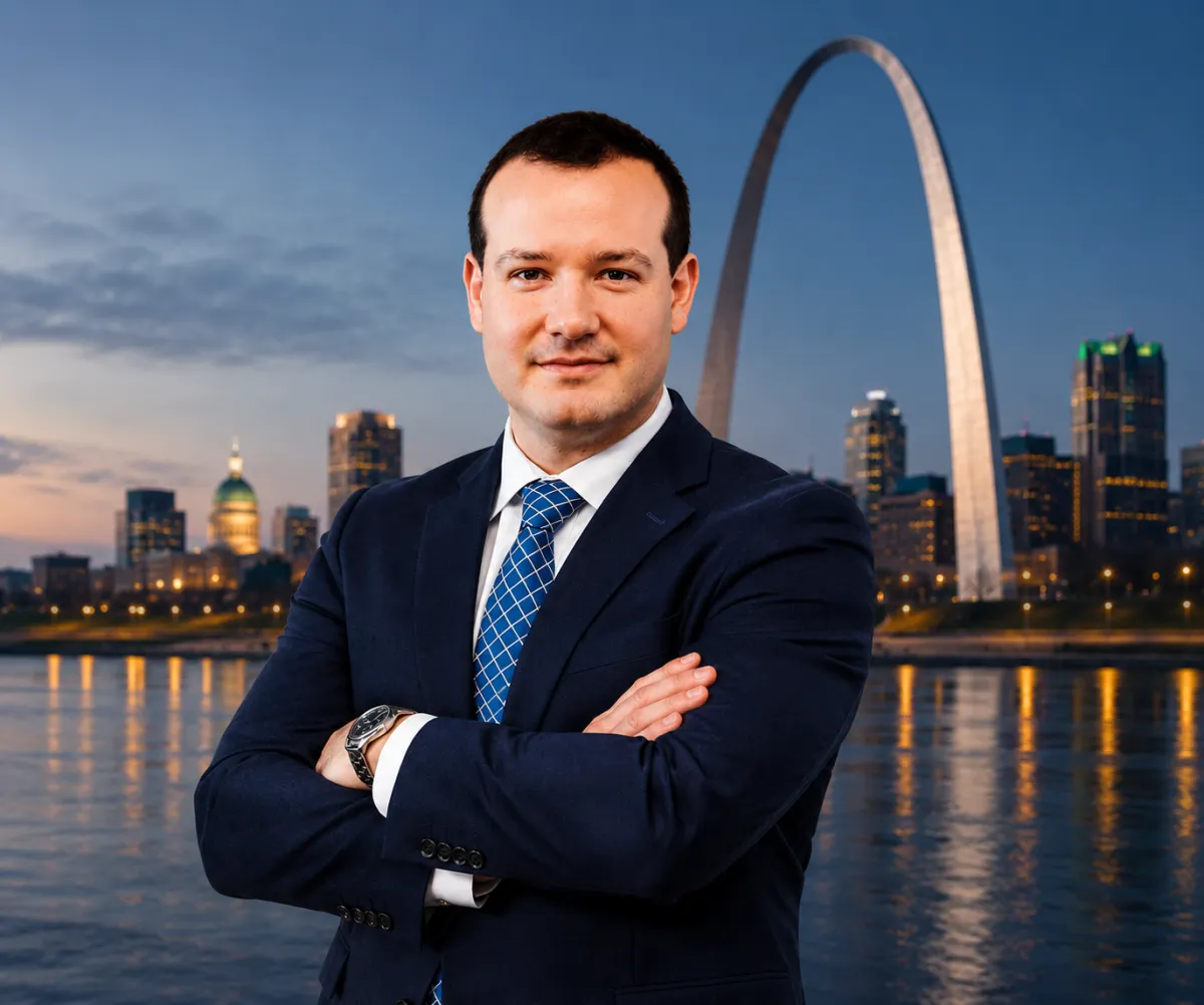 Alex Shenderov, criminal defense attorney with AMS Legal in St. Louis, Missouri, standing in front of the Gateway Arch.