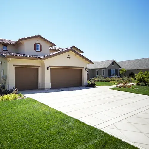 Houston home with new concrete driveway and sidewalk installation