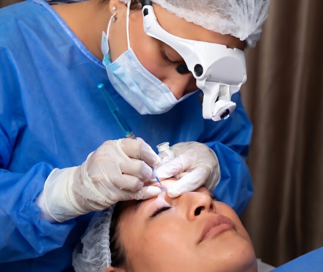 Esteticista aplicando un servicio de mircroblading a una cliente