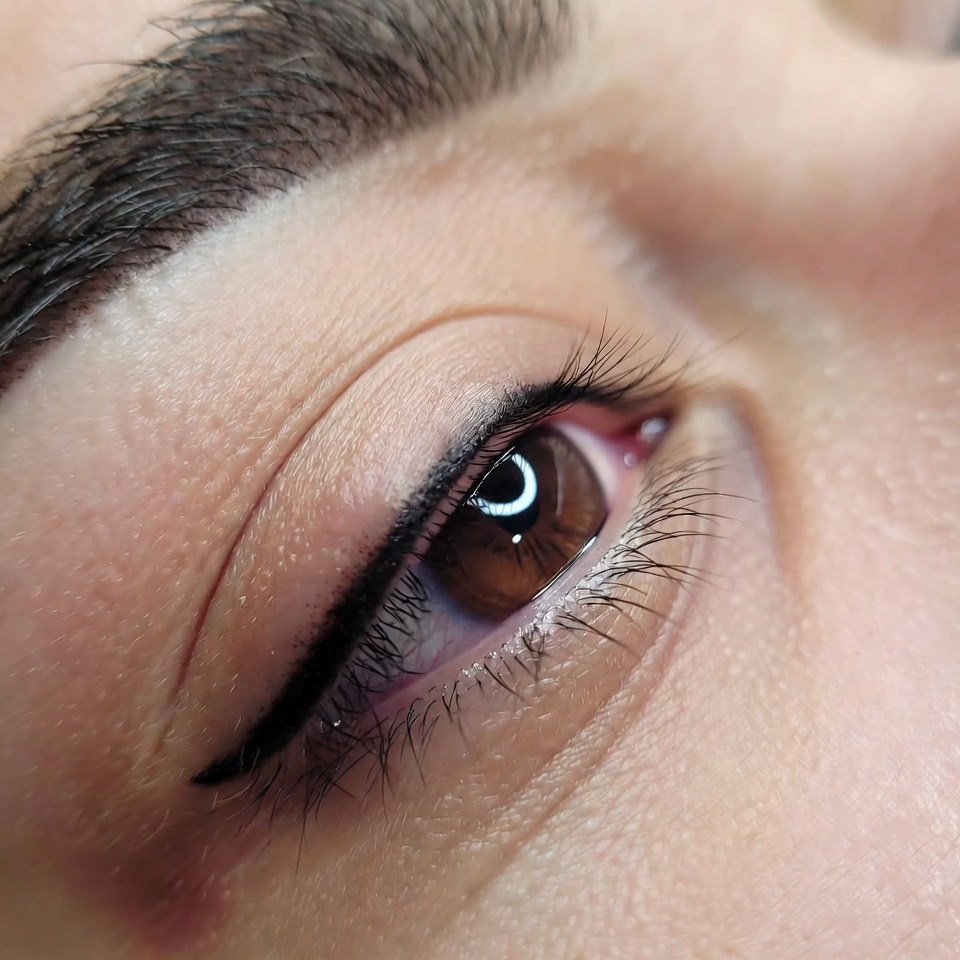 ojo con linea superior del parpado con delineado permanente