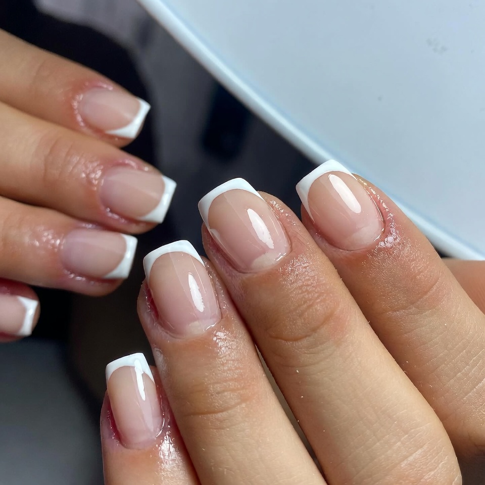 uñas con manicura francesa