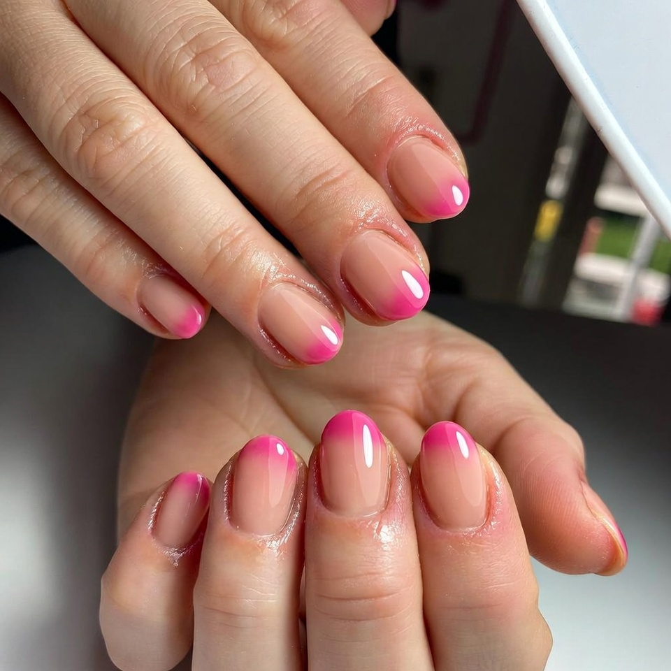 uñas en gel decoradas en color rosado