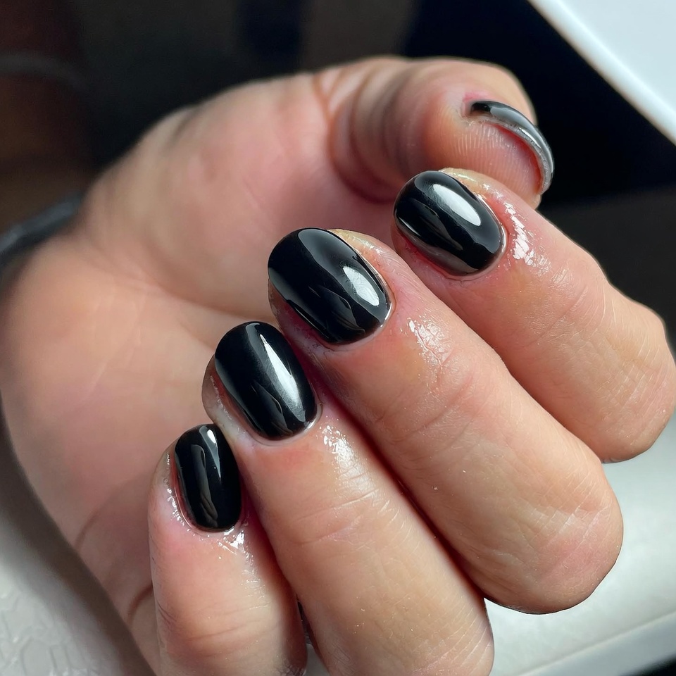 uñas esmaltadas en color negro 