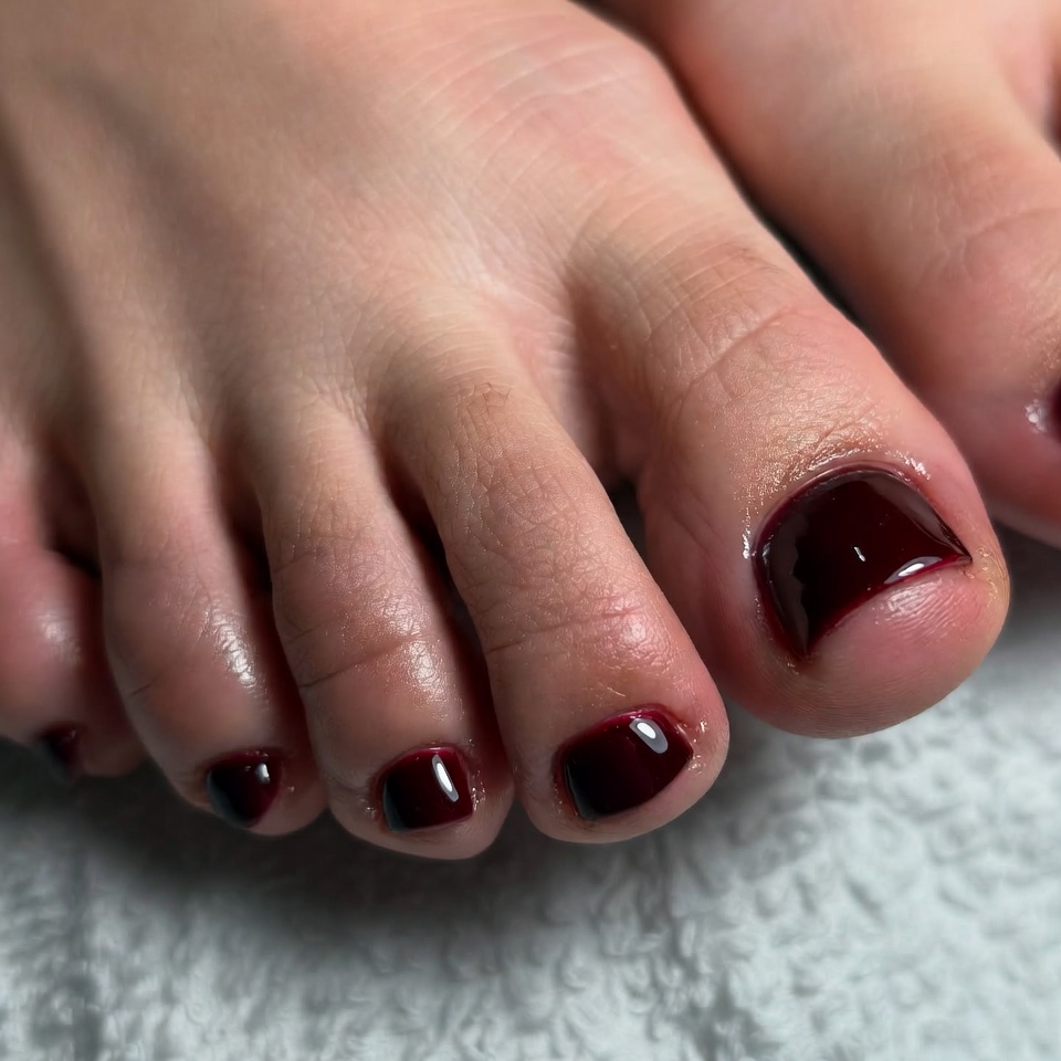 Pies esmaltados en color vinotinto