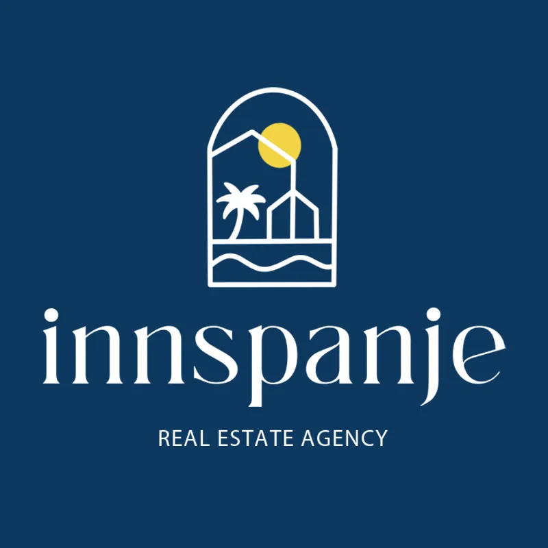 Decoratieve afbeelding van een kustvilla bij golden hour