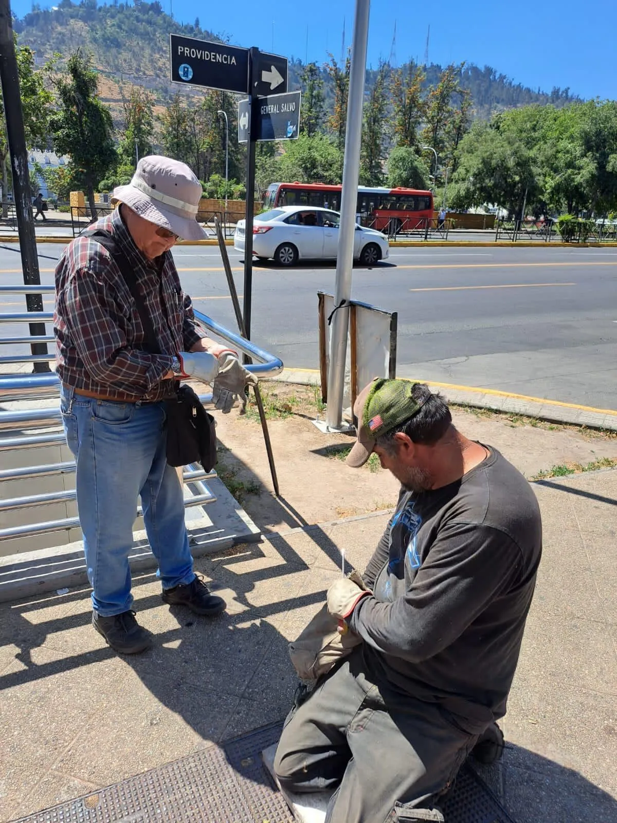 Técnicos contratistas de Zama realizando labores de instalación urbana en Providencia, Chile
