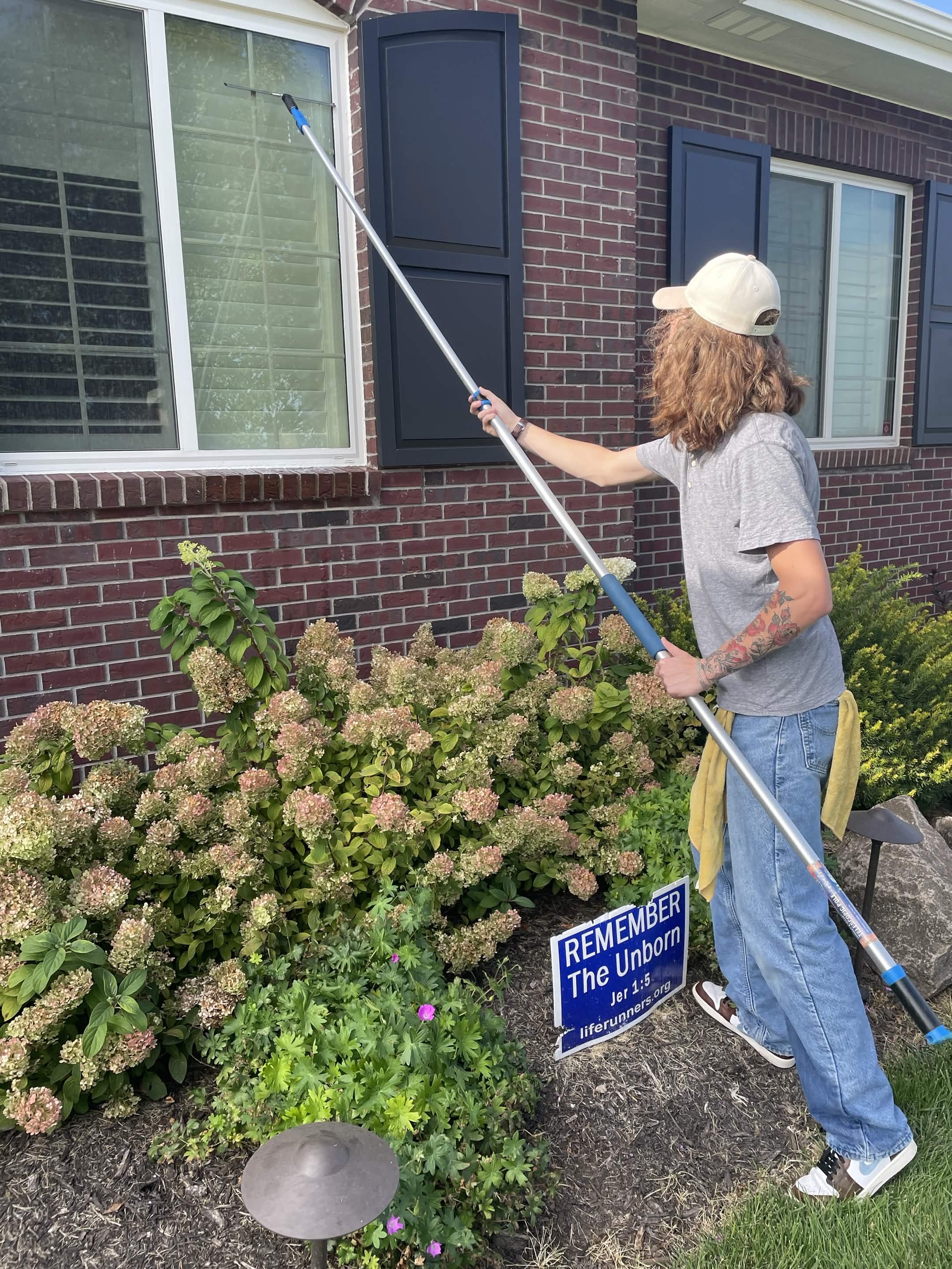 Clearvue Cleaning Worker cleaning a clients window