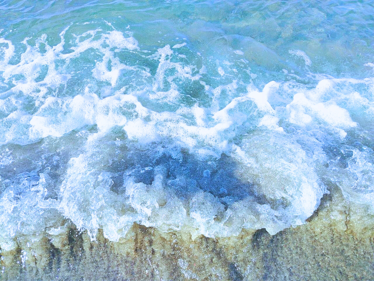ocean waves crashing on shore during daytime