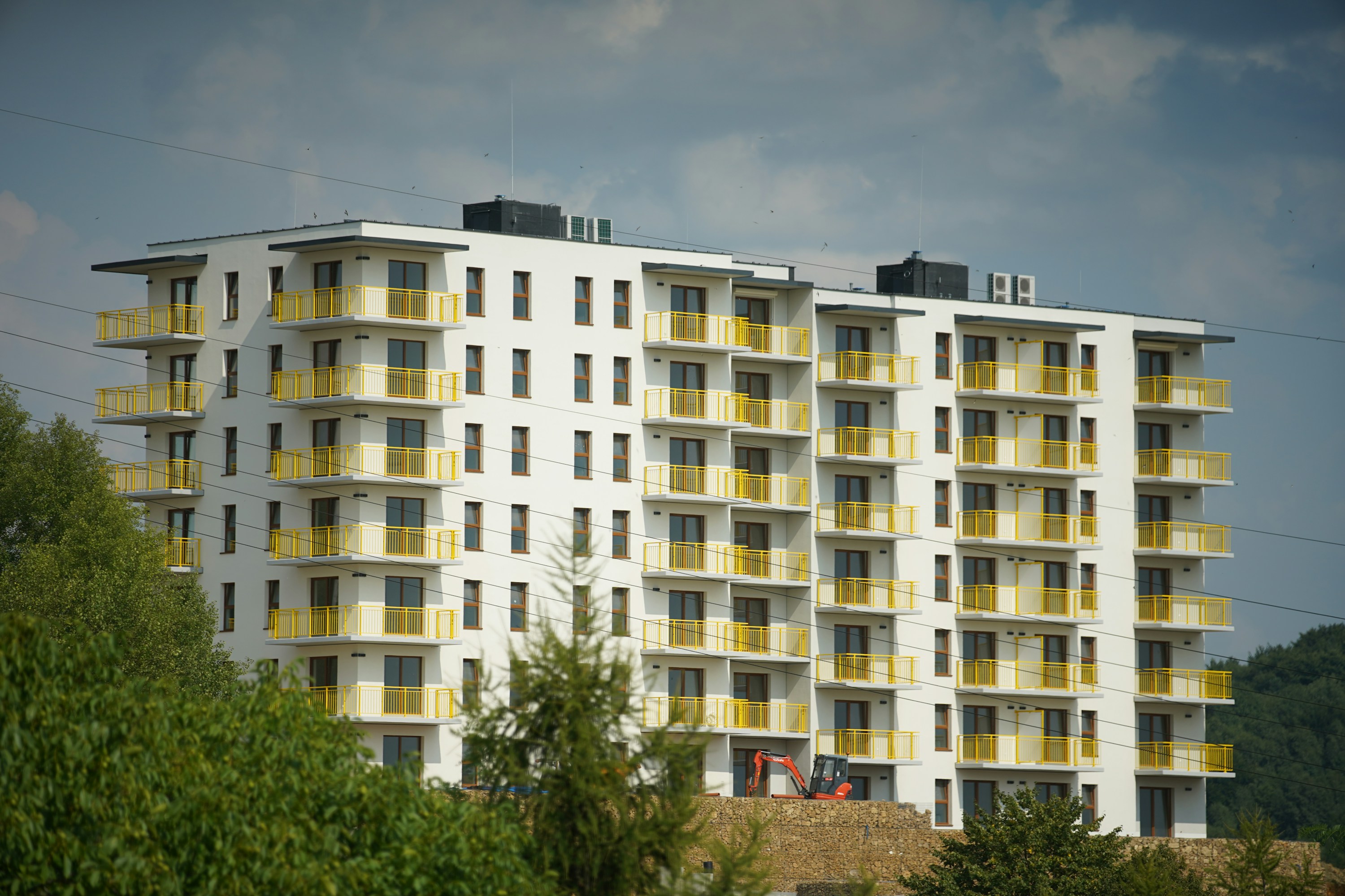 Modernes Mehrfamilienhaus mit Balkonen