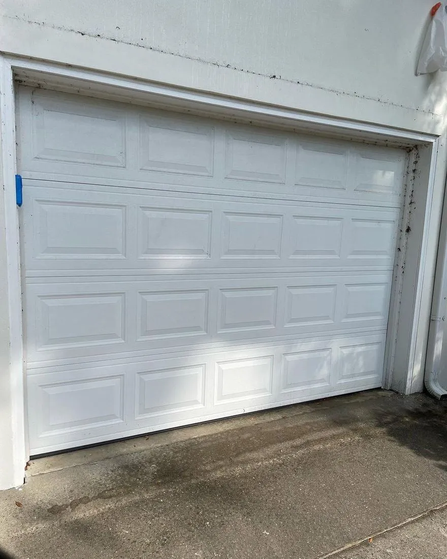 Clean garage door and trim on a Brunswick, GA home