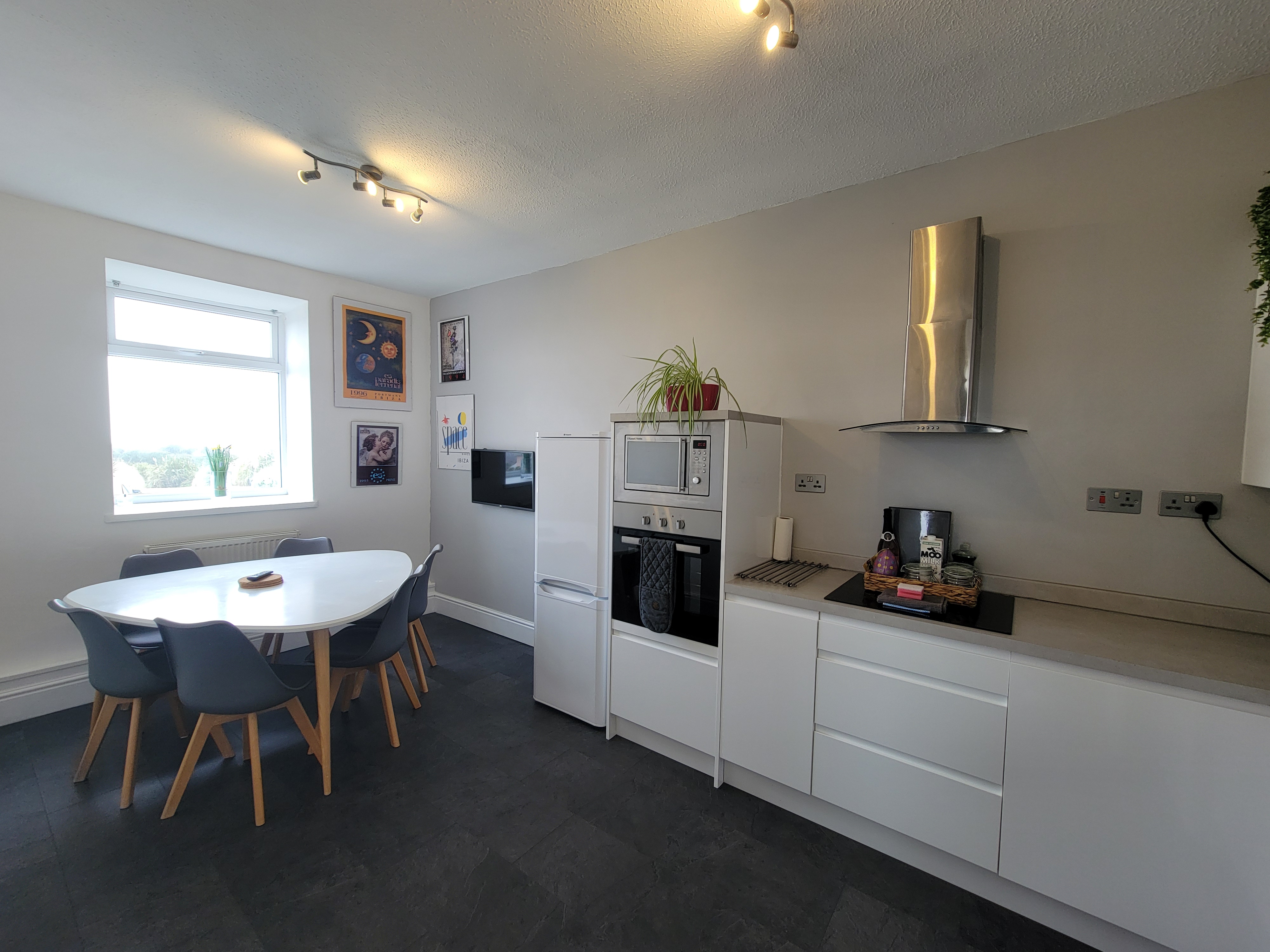 Dining area with seating for 6