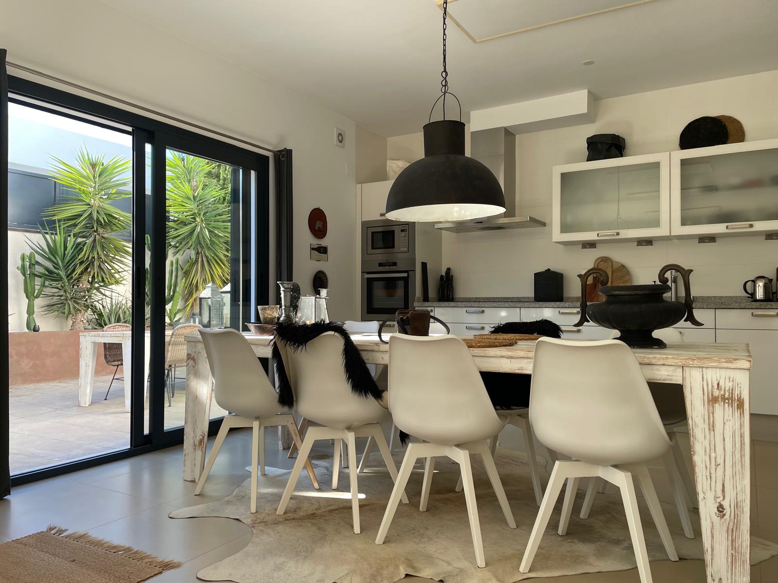 Piscina privada y terraza soleada