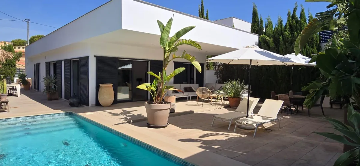 Fachada de la villa