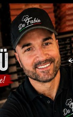 Francesco Mazzuca, Inhaber und Pizzaiolo von Da Fabio vor dem Steinofen