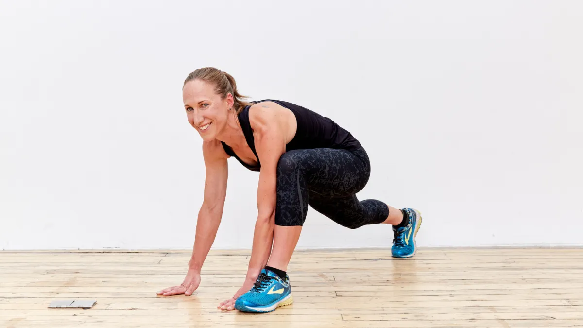 Lucy Hurn of Feel Fit With Lucy in runners lunge position while teaching an online strength and conditioning class