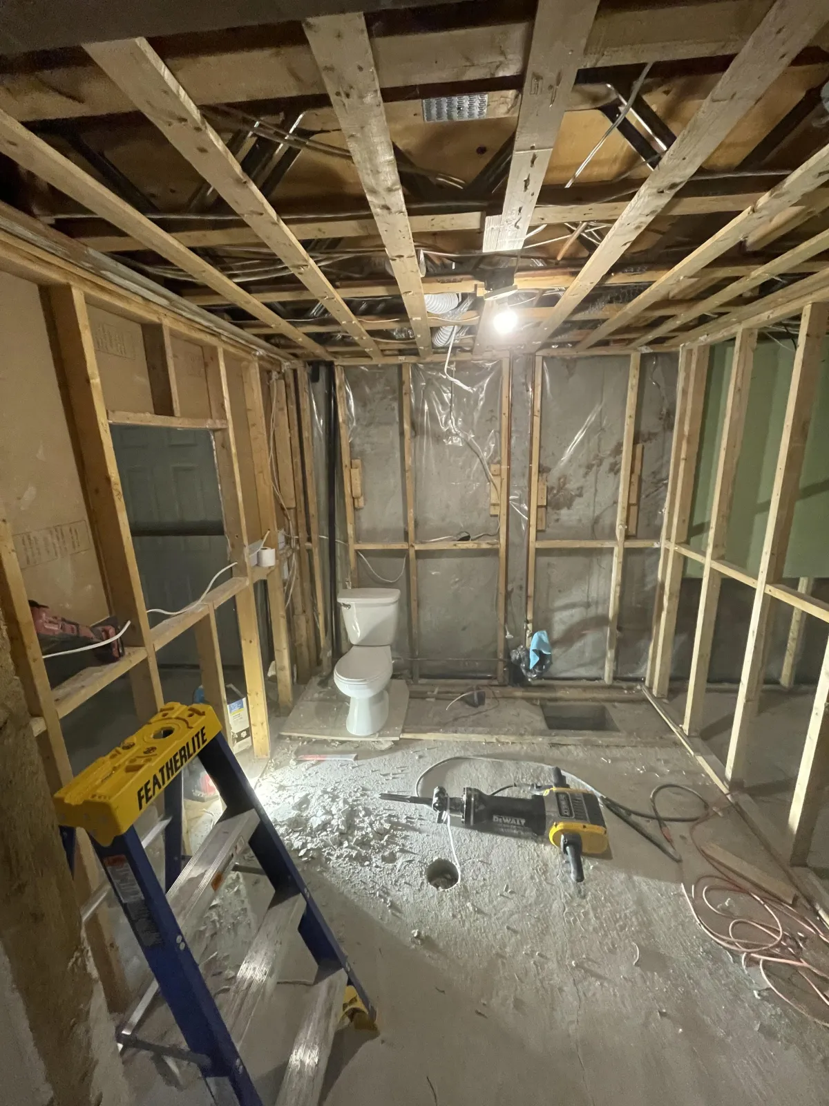 Photo avant/après d’une salle de bain montrant le carrelage, la douche et les finitions après rénovation.